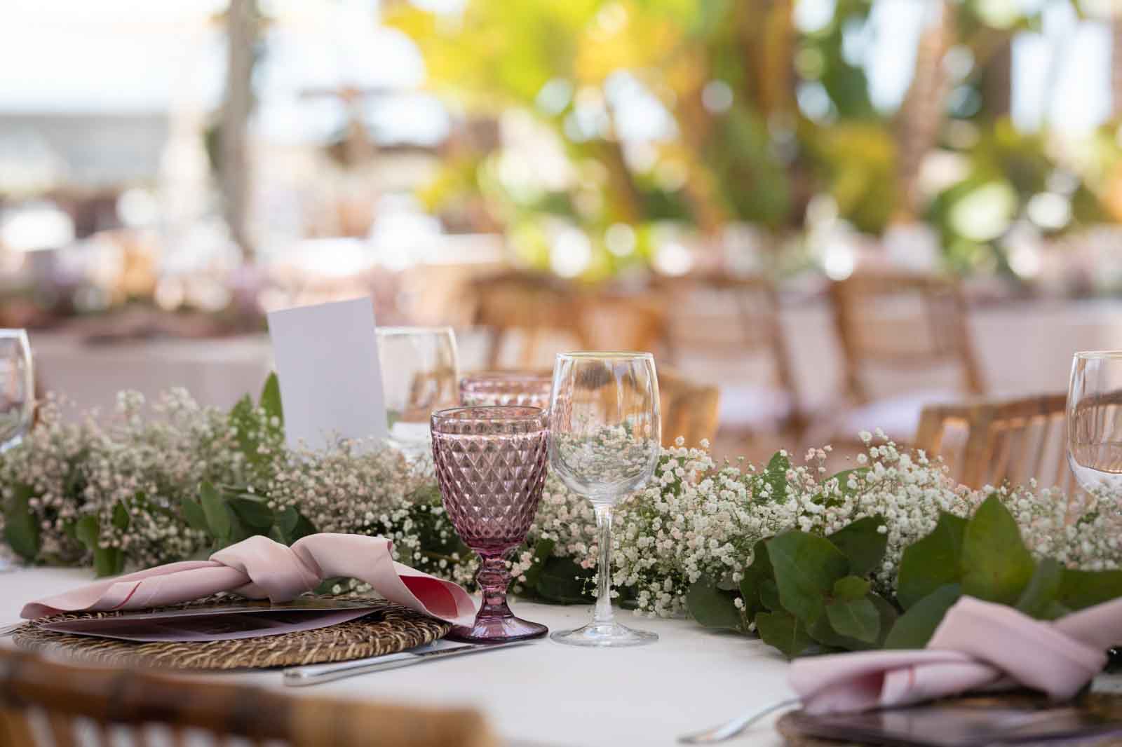 Presentación de platos con flores blancas sobre fondo difuminado.