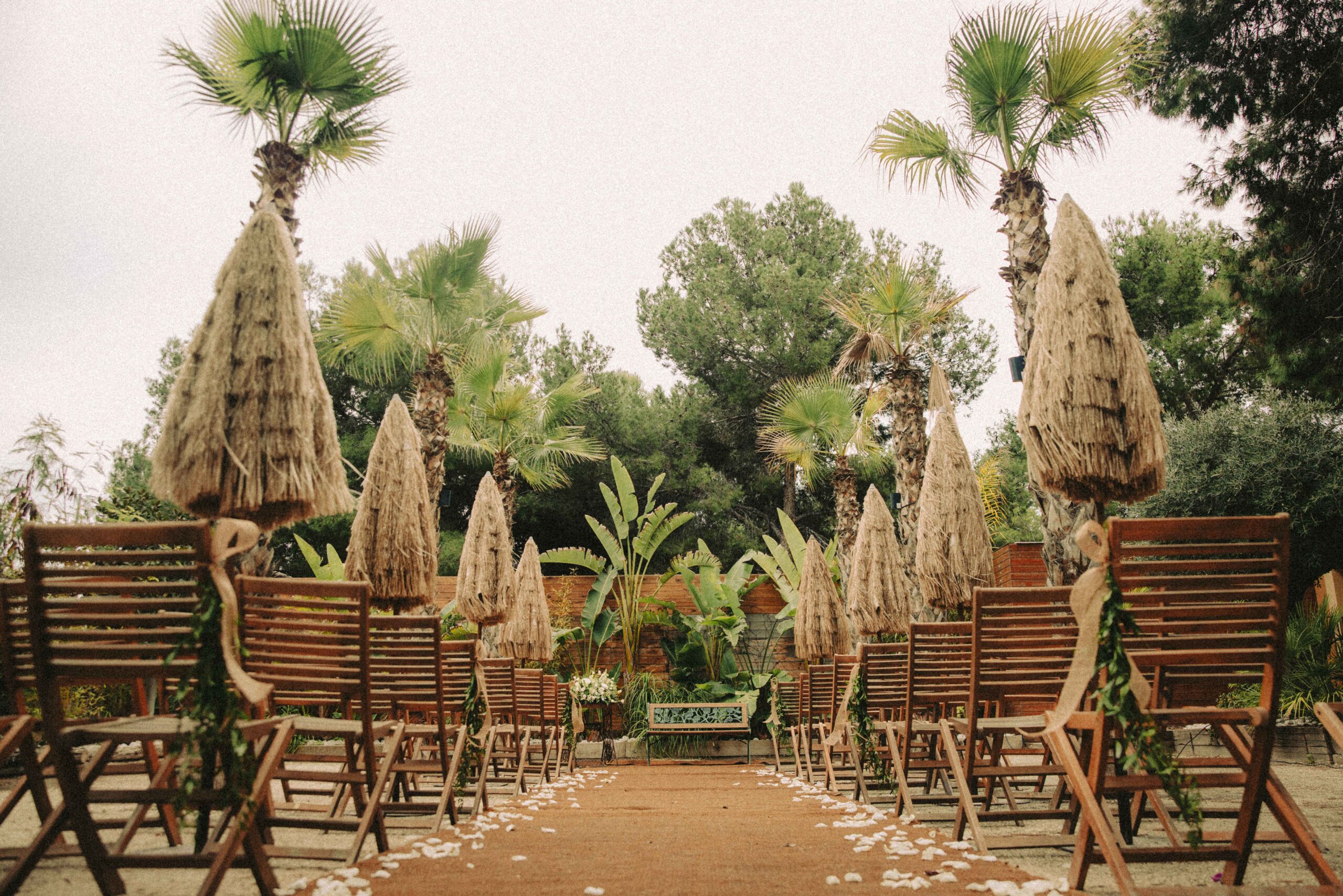 Patio exterior con decoración tropical para boda al aire libre