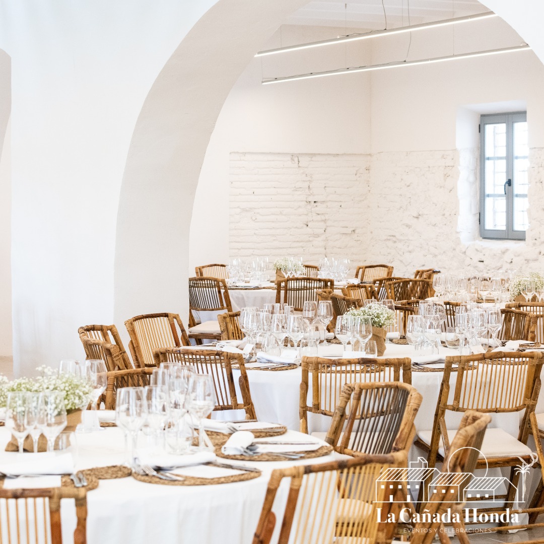 Salón interior con paredes de ladrillo visto blanco