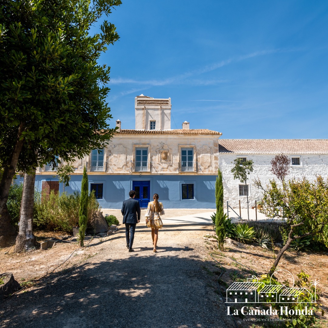 Finca Cañada Honda, Eventos y Celebraciones. Fachada y pareja caminando hacia ella.