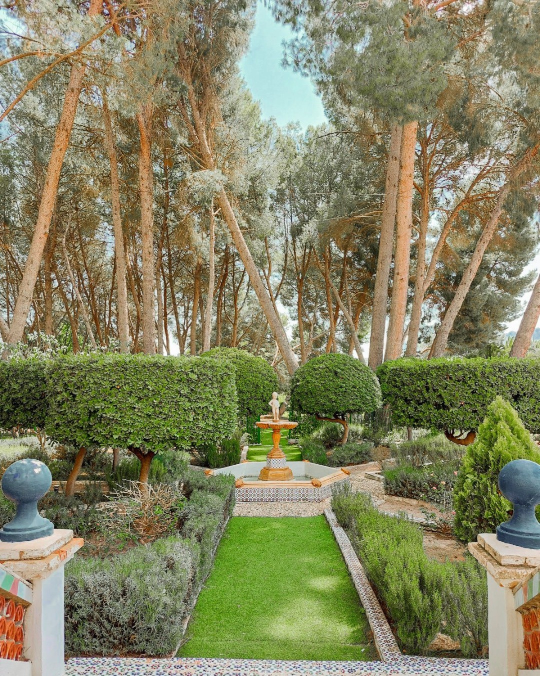 Jardín decorado con fuente.