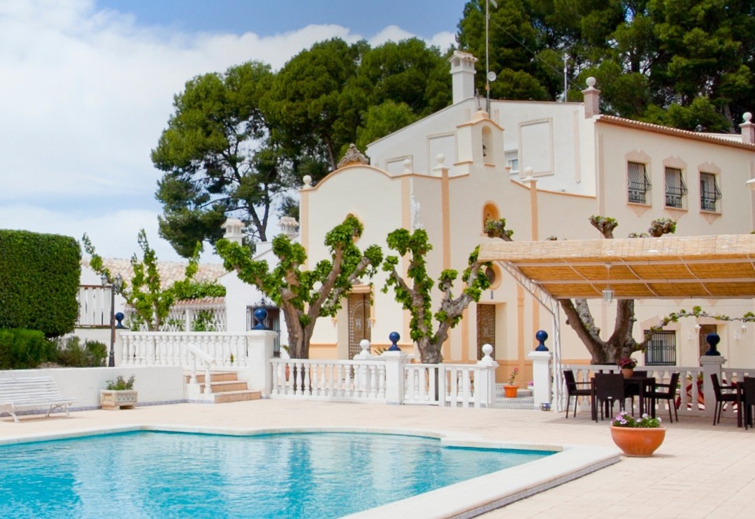 Exterior de finca para bodas con piscina.